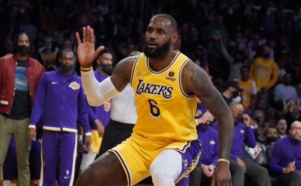 尊龙凯时人生就是博官网：湖人队詹姆斯迎来职业生涯第100次三双，lakers james